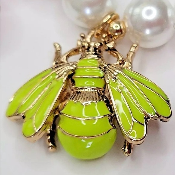 Betsey Johnson Pearl Choker Necklace with Floral and Bee Charms. NWT. - Picture 6 of 7